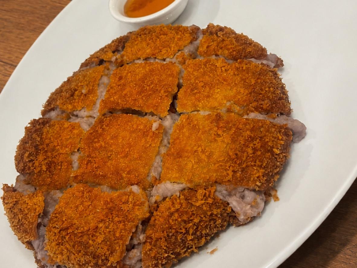 Sliced crispy taro duck with a golden breaded crust and dipping sauce