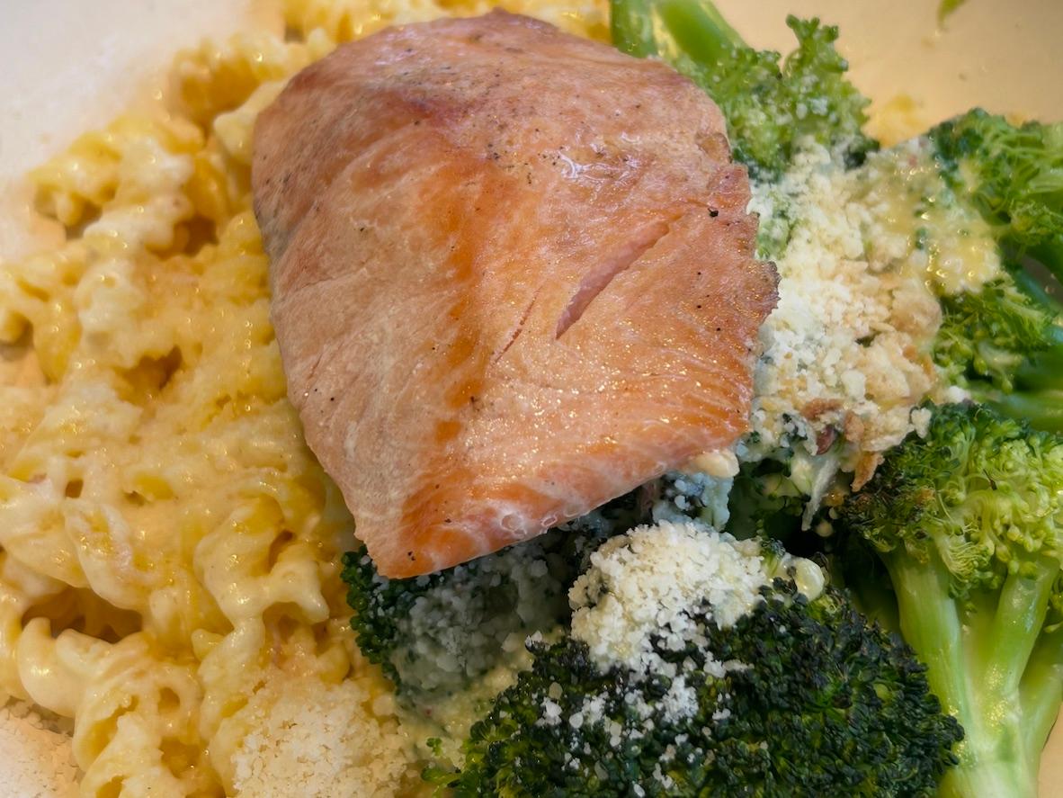 Salmon with creamy macaroni and broccoli